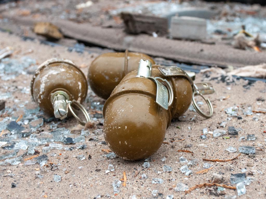 ГСЧС и МВД Украины рассказали, что делать, если нашли взрывоопасный предмет и рядом с вами неразорванные боеприпасы