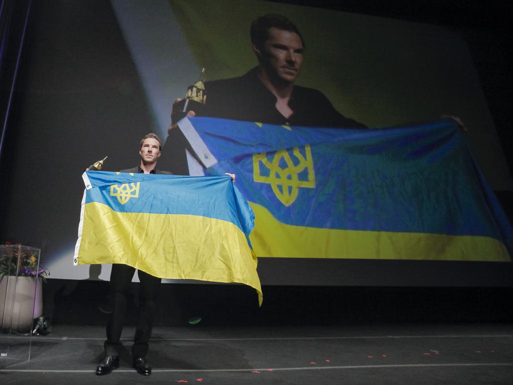 Актеру Бенедикту Камбербетчу на сцене вручили украинский флаг