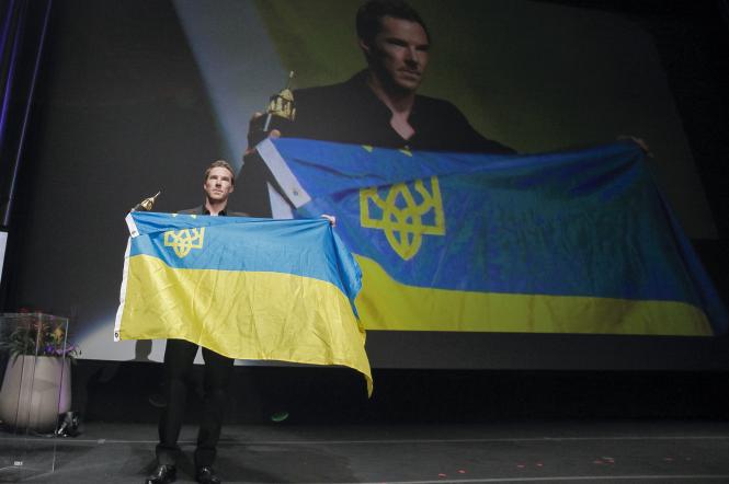 Актору Бенедикту Камбербетчу на сцені вручили український прапор 