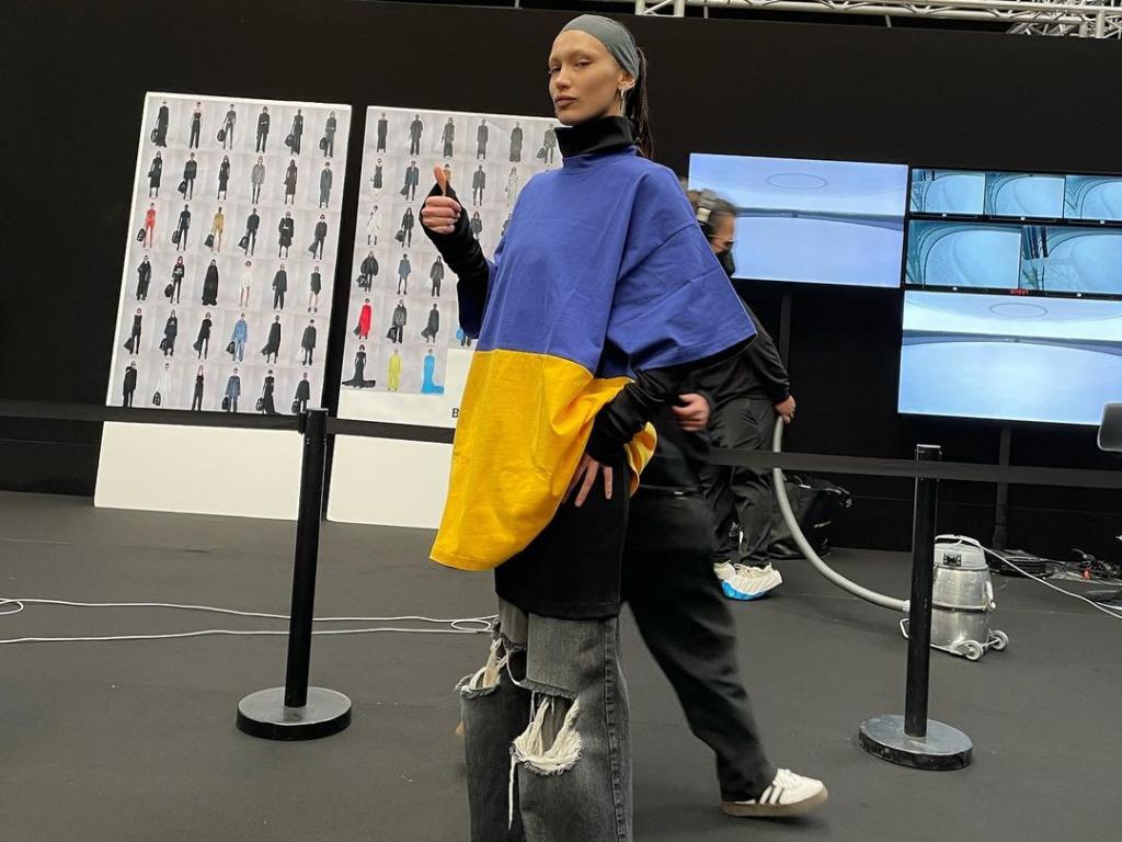 Белла Хадід підтримала Україну та одягла футболку у кольорах прапора України Белла Хадід підтримала Україну та одягла футболку у кольорах прапора України