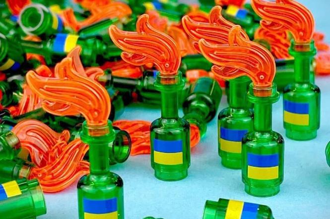 LEGO собрал более $16 000 для Украины, продавая фигурки Зеленского и коктейлей "Молотова"