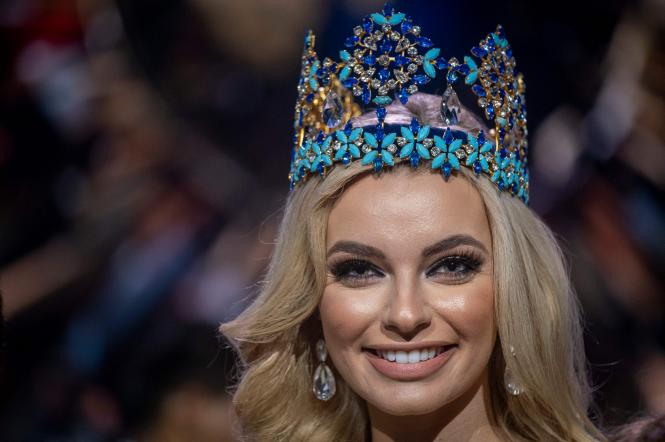 "Мисс мира 2021" полька Каролина Белявская поддержала Украину: трогательные слова об украинцах и 7 тысяч зажженных свечей