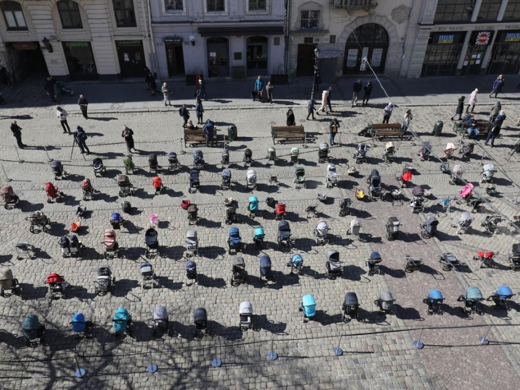 Акция во Львове в память погибших детей во время войны: поставили 109 пустых детских колясок на площади Рынок