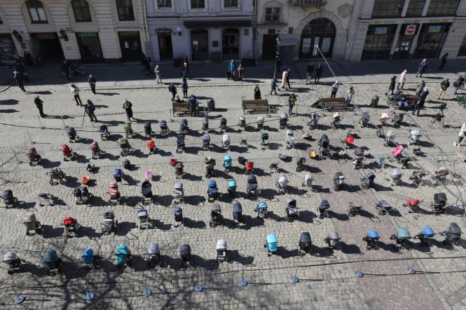 Акция во Львове в память погибших детей во время войны: поставили 109 пустых детских колясок на площади Рынок