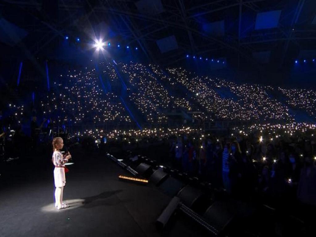 Девочка, которая пела в бомбоубежище, исполнила гимн Украины на большой сцене в Польше (7-летняя Амелия Анисович)