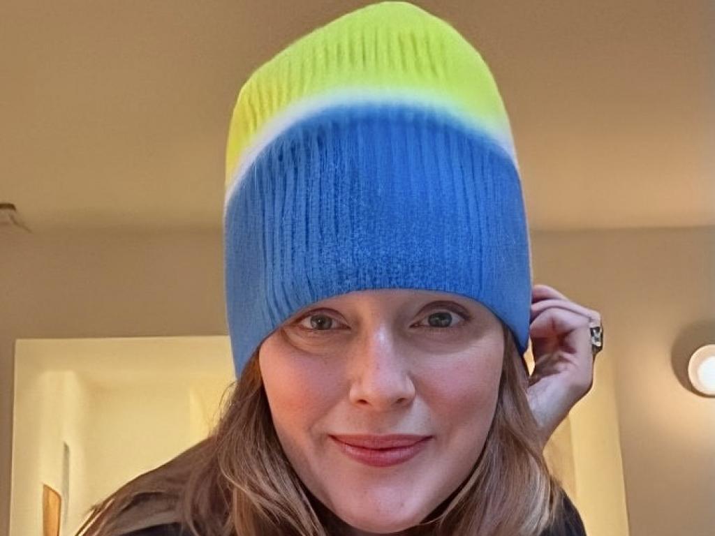 Актриса Джулианна Мур показала свою голубо-желтую шапку и призвала к благотворительному шоппингу