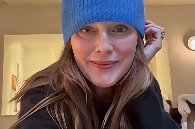Акторка Джуліанн Мур показала свою блакитно-жовту шапку і закликала до благодійного шопінгу