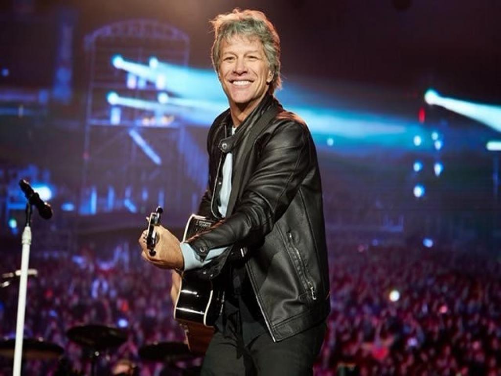 Группа Bon Jovi поддержала Украину и выложила видео одесситов на свою страницу, где они грузят мешки для укрепления объектов города