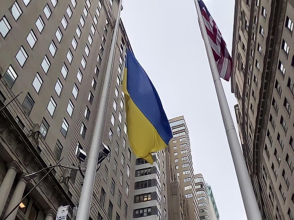 Мер Нью-Йорку Ерік Адамс урочисто підняв український прапор на флагшток у центрі міста