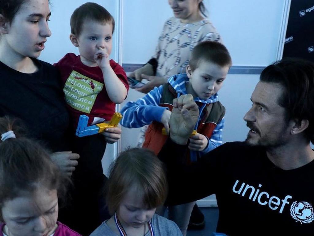 Орландо Блум допомагає українським біженцям у Молдові (фото)