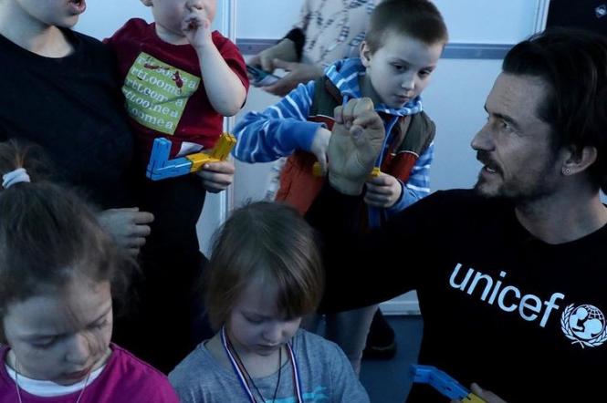 Орландо Блум допомагає українським біженцям у Молдові (фото)