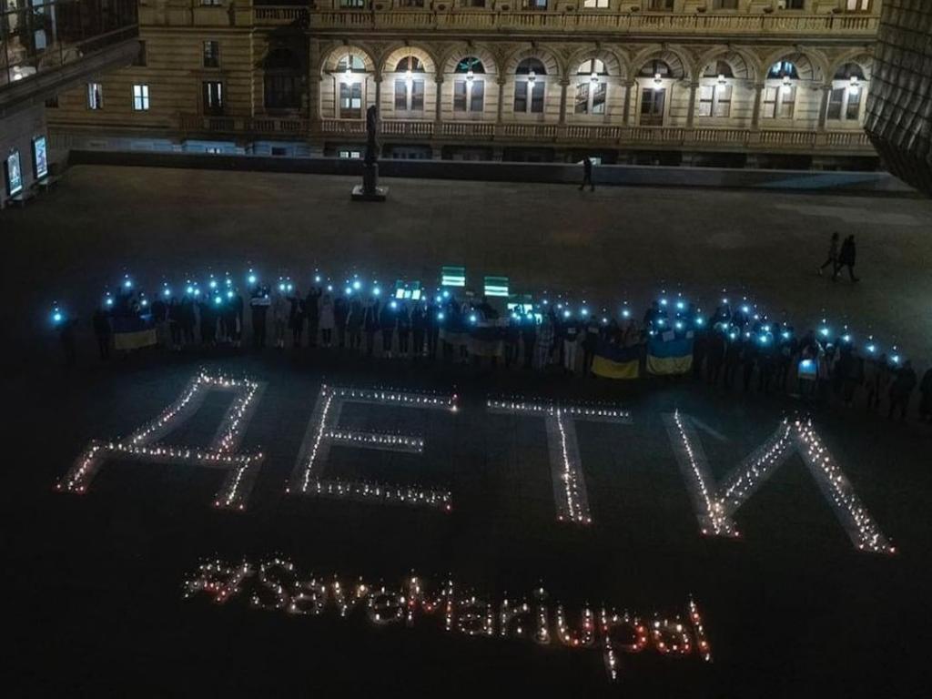 В Чехії перед будівлями театрів виклали слово "ДЕТИ": саме це було написано перед театром у Маріуполі