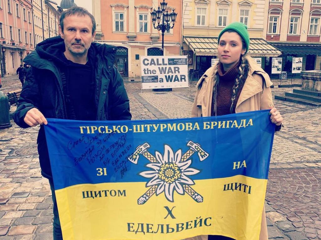 Святослав Вакарчук сфотографувався з донькою-волонтеркою на вулицях Львова