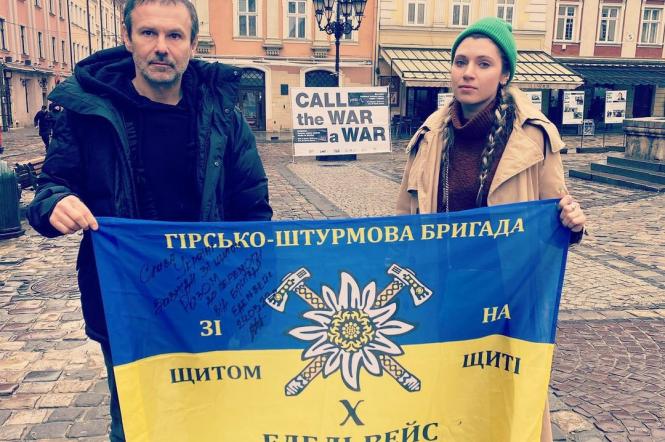 Святослав Вакарчук сфотографувався з донькою-волонтеркою на вулицях Львова