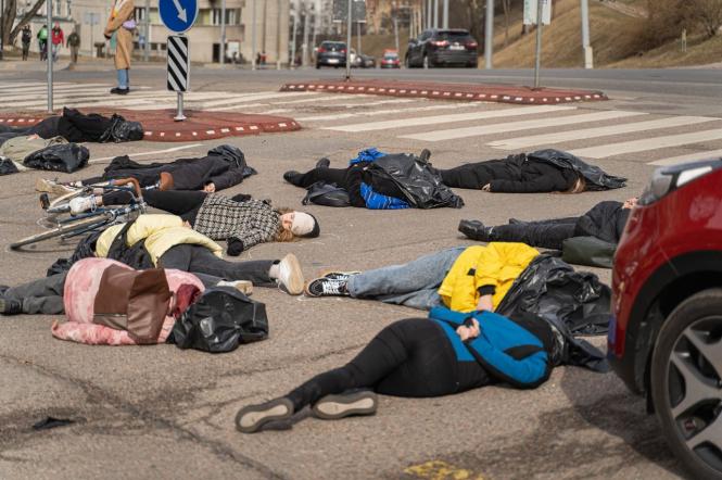 Митинги в память о погибших под Киевом: в Германии, Грузии, Литве и Чехии люди повторили позы, в которых были найдены убитые российскими оккупантами тела