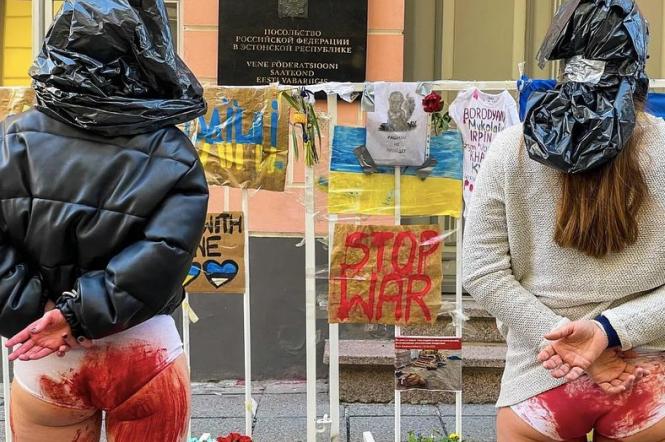 В Таллінні пройшла акція протесту перед посольством росії проти масових ґвалтувань українських жінок росіянами