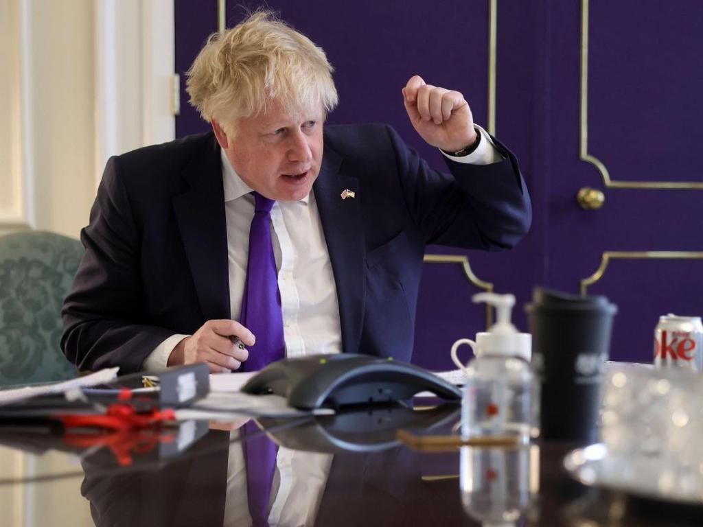 Борис Джонсон: яким політик був у дитинстві, що символізують його яскраві краватки та як він ставиться до своєї зачіски
