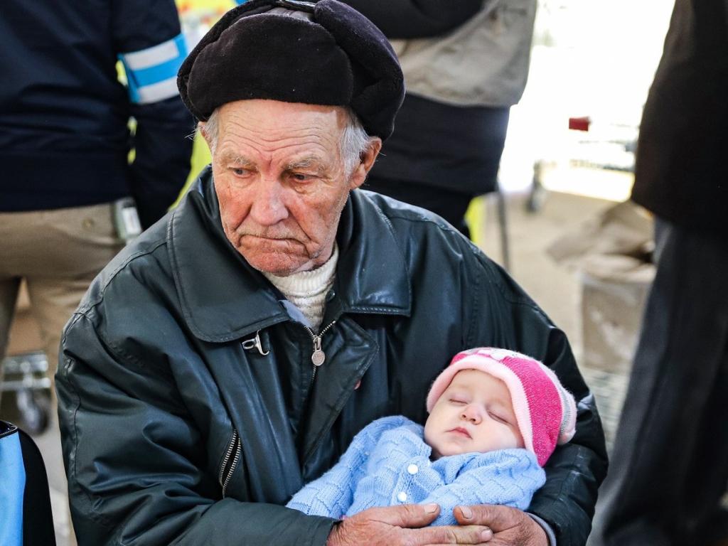 84-летний дедушка несколько суток проехал за рулем, спасая семью от бомбардировок