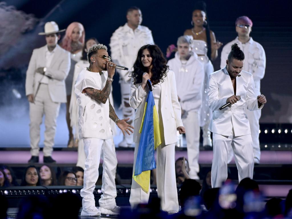 NK спела хит Black Eyed Peas в поддержку Украины на Latin American Music Awards