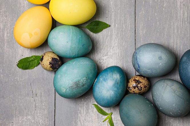 Пасха 2022: как сделать желто-голубые пасхальные яйца натуральными красителями