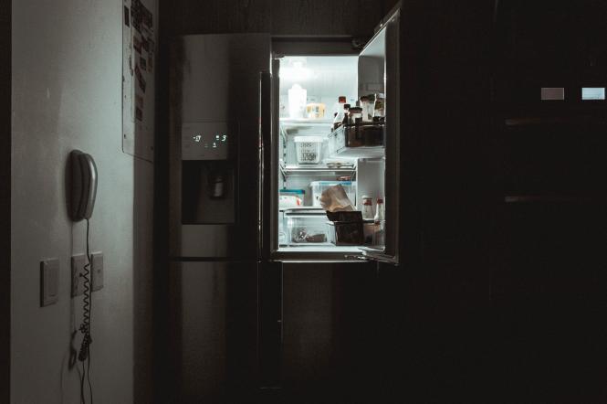 Уборка холодильника: как избавиться от неприятного запаха плесени и грибка