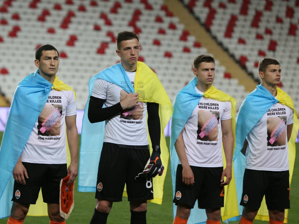 Шахтер вышел на благотворительный матч в футболках в память о 215 убитых россией украинских детях