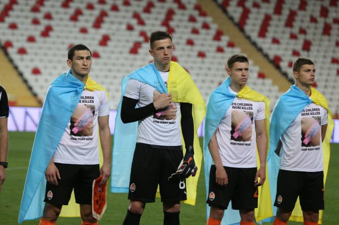 Шахтар вийшов на благодійний матч у футболках на згадку про 215 убитих росією українських дітей