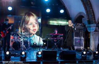 Трирічна зірка соціальних мереж та учасник «Голосу країни-12» заспівали разом із гуртом «Океан Ельзи» у київському метро