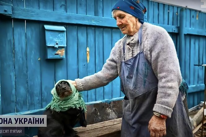 "Когда я плакала, Боня мне лизала слезы", — история Марии Ефимовны, которая пережила обстрелы Горенки вместе со своей собачкой, фото которой облетело все соцсети