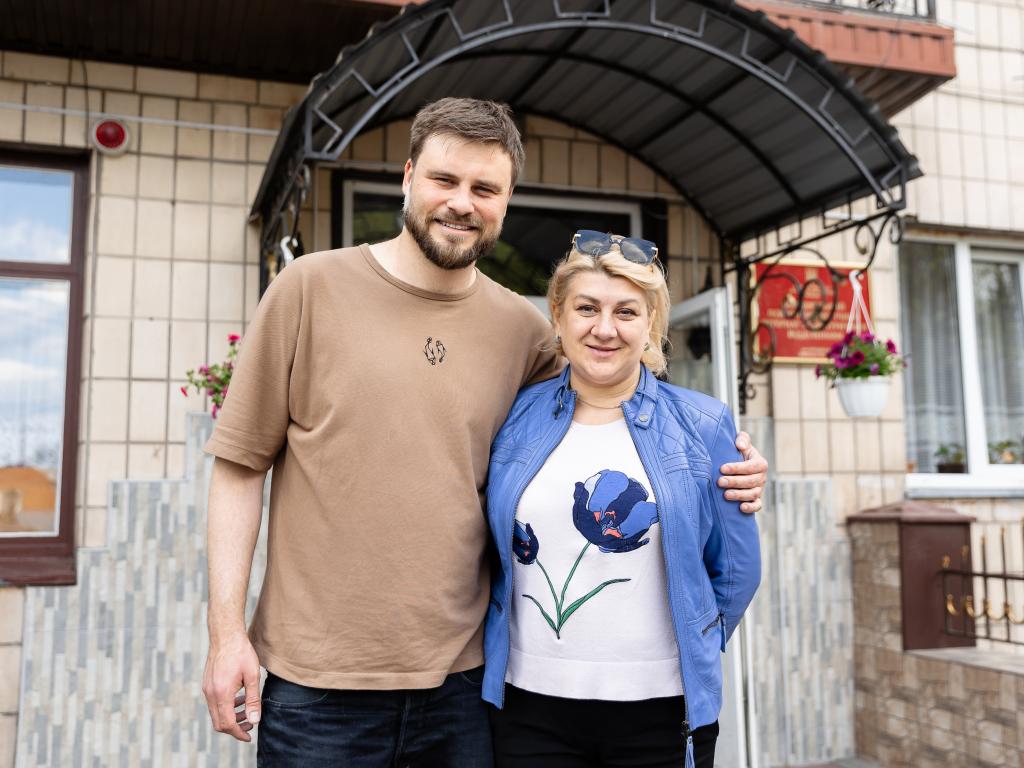 Ведучі 1+1 Єгор Гордєєв і Лідія Таран передали гуманітарну допомогу Бородянському інтернату від благодійного фонду 1+1 media  