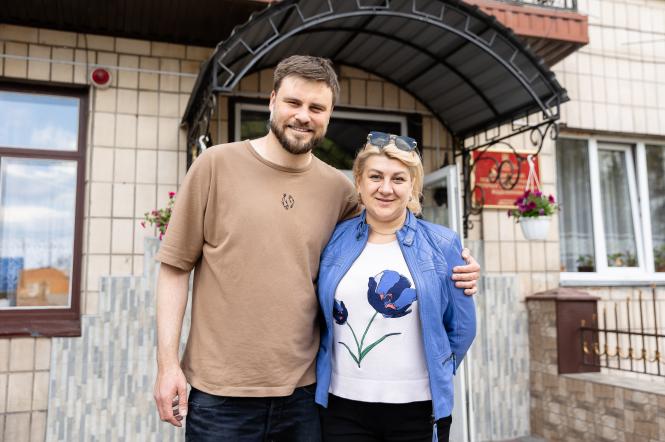 Ведущие 1+1 Егор Гордеев и Лидия Таран передали гуманитарную помощь Бородянскому интернату от благотворительного фонда 1+1 media