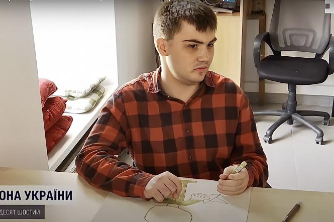 Хлопець з аутизмом Костя Краснов малював патріотичні малюнки та зміг зібрати кошти, щоби забезпечити воїнів двома десятками бронежилетів
