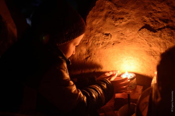 В сети появились фотографии дневника 8-летнего мальчика, который он вел в подвалах Мариуполя (фото)