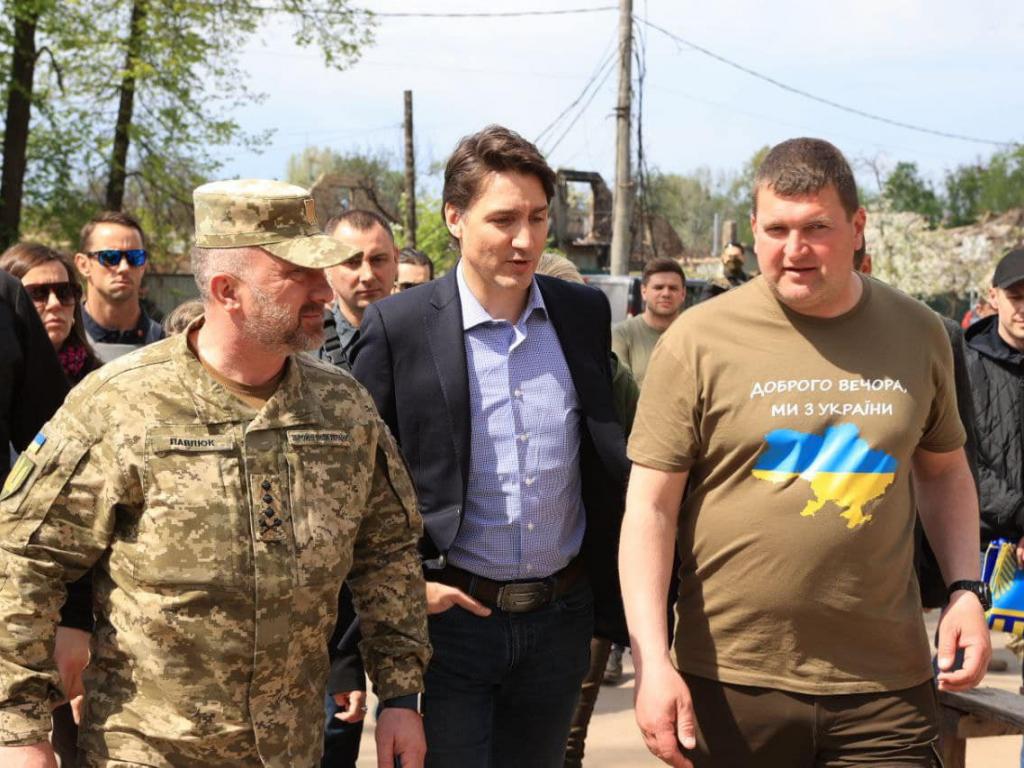 Джастін Трюдо відвідав Ірпінь та підняв прапор над посольством Канади в Україні