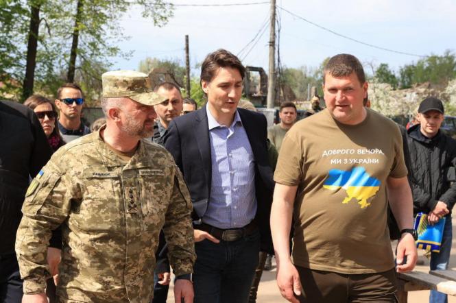 Джастин Трюдо посетил Ирпень и поднял флаг над посольством Канады в Украине