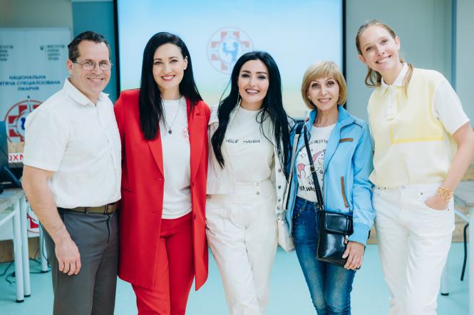 Ведущие 1+1 Катя Осадчая и Соломия Витвицкая поздравили медицинских работников на традиционной пятничной встрече в Охматдете