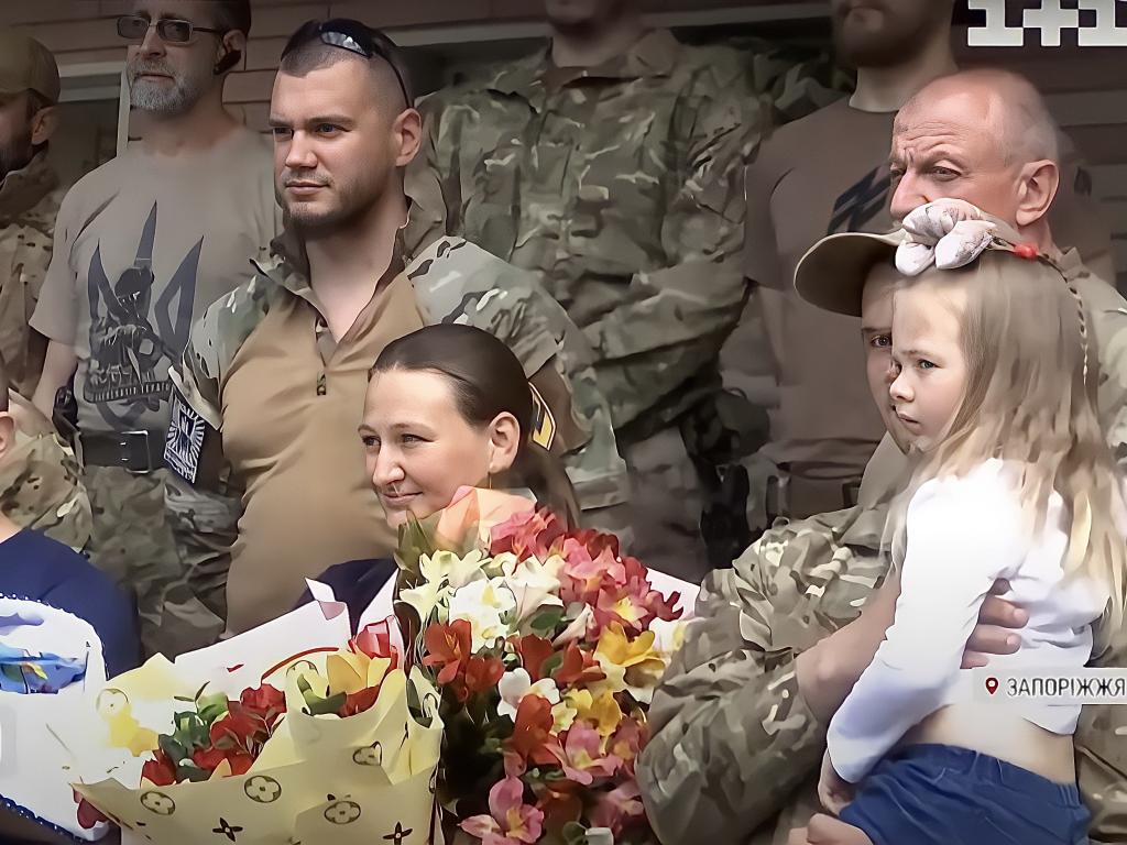 Ребенка украинского защитника, погибшего во время обороны "Азовстали", встречали бойцы "Азова" из роддома в Запорожье.