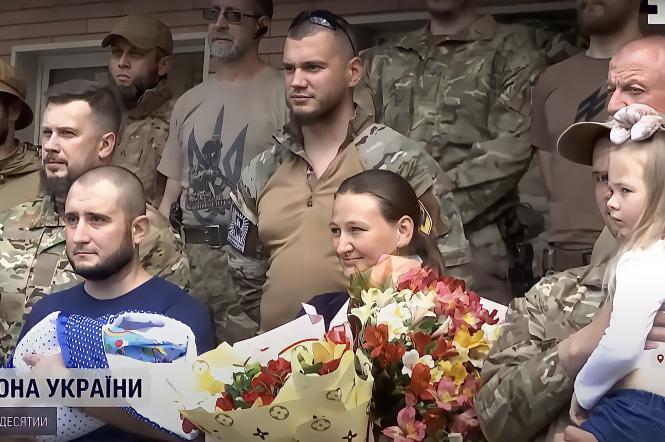 Ребенка украинского защитника, погибшего во время обороны "Азовстали", встречали бойцы "Азова" из роддома в Запорожье.