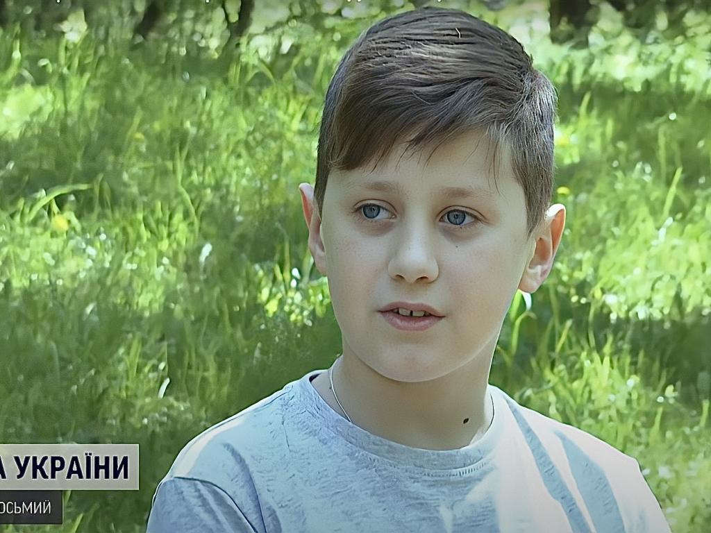 11-летний мальчик-переселенец Максим помогал местным с мелкими домашними делами и насобирал значительную сумму денег для поддержки военных (сюжет ТСН)