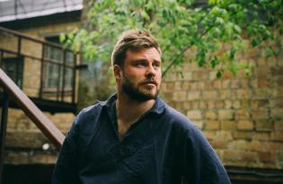 Продюсер и ведущий Егор Гордеев поделился подробностями личной, профессиональной и волонтерской жизни во время войны