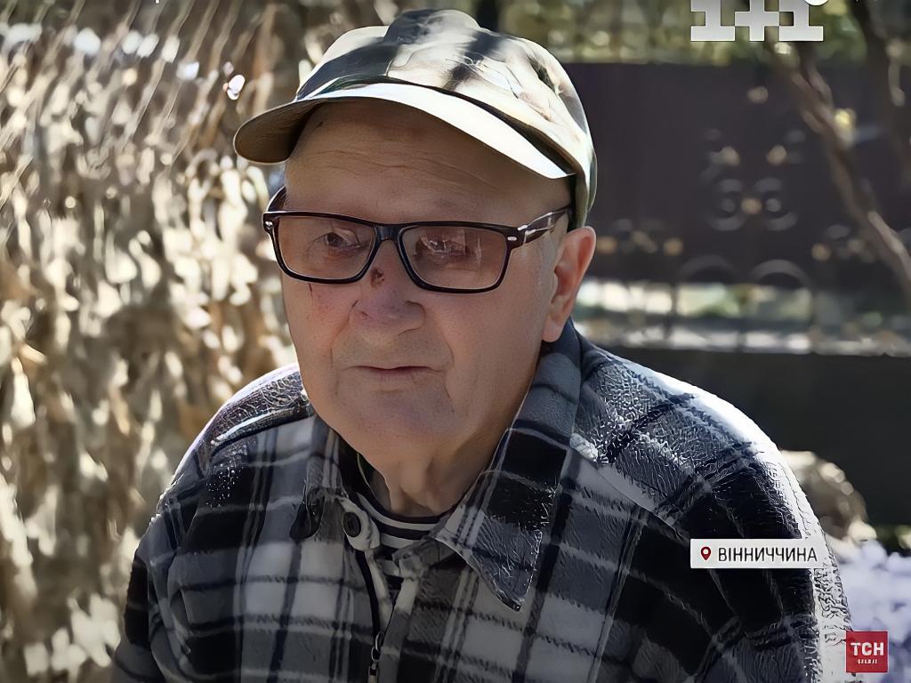 90-річний Сергій Вознюк волонтерить та плете сітки для військових
