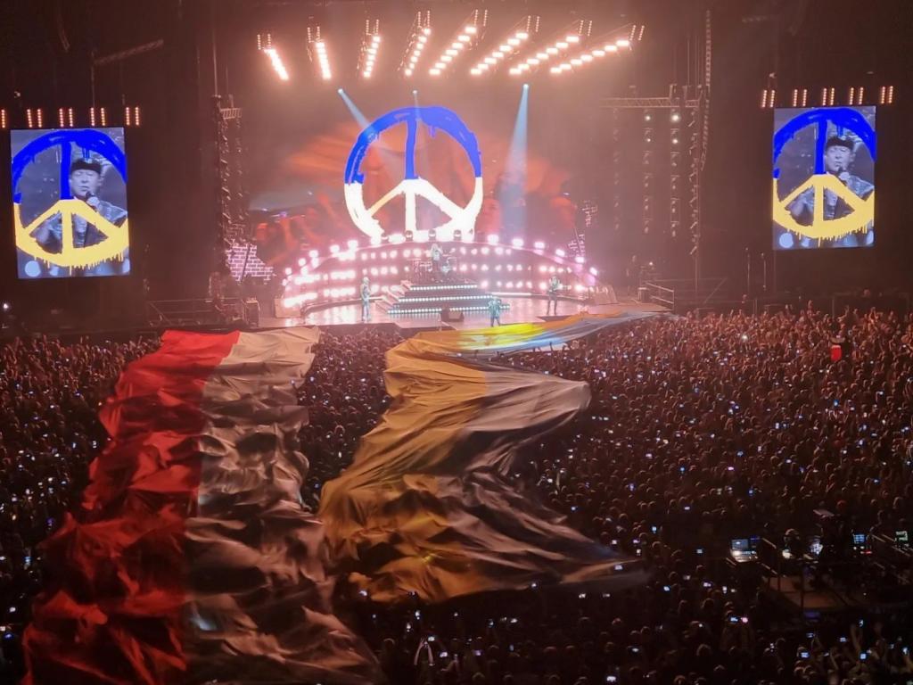 На концерті Scorpions у Польщі розгорнули величезні прапори України та Польщі та змінили слова у пісні Wind of Change (відео)