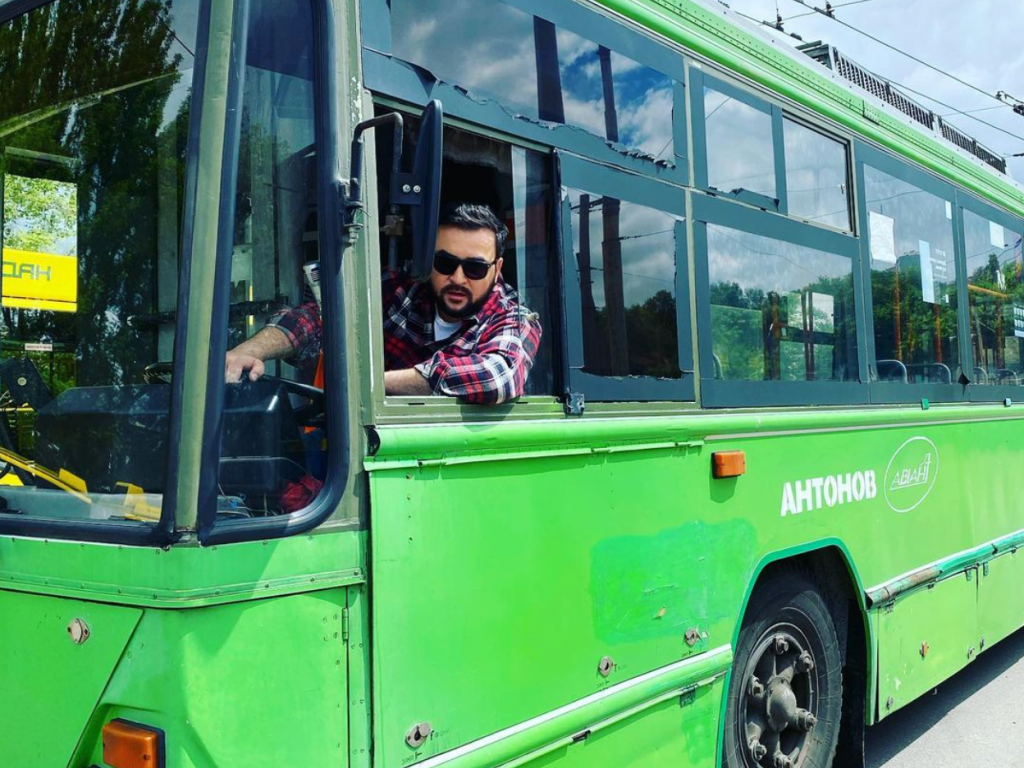 Теперь я водитель трамвая и троллейбуса — телеведущий 1+1 Руслан Сеничкин овладел новой профессией и приблизился к осуществлению своей мечты