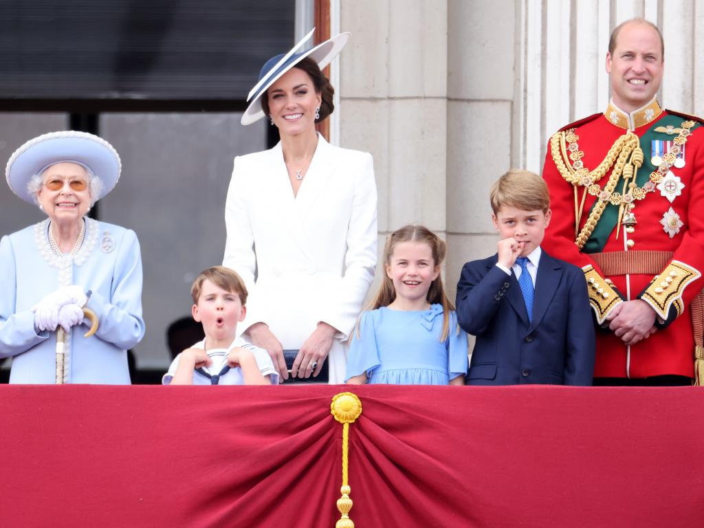 Великобританія святкує платиновій ювілей правління королеви: святкові фото королівської родини та параду
