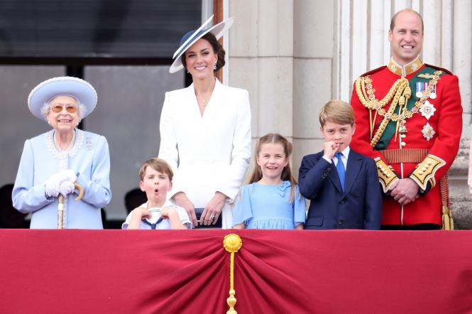 Великобританія святкує платиновій ювілей правління королеви: святкові фото королівської родини та параду