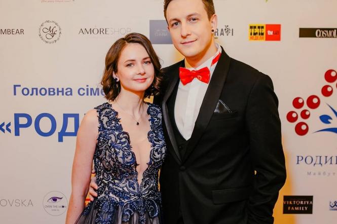 Ведущий новостей на 1+1 Святослав Гринчук в честь годовщины свадьбы показал забавное совместное фото с женой