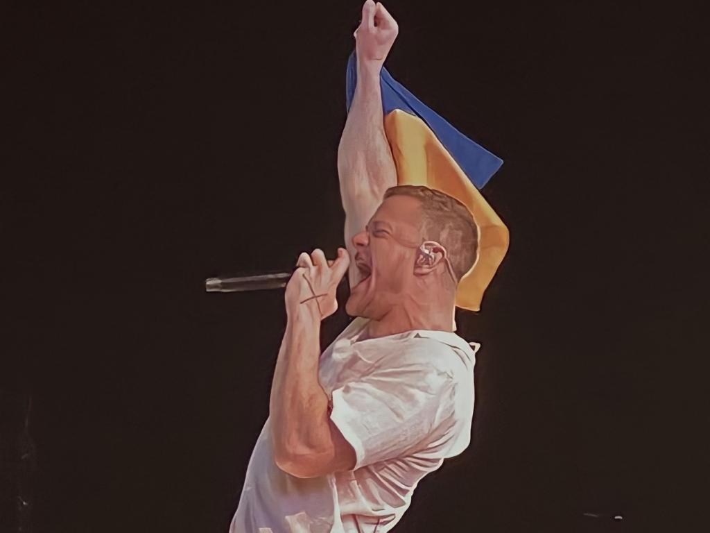 На концерте Imagine Dragons солист на сцене развернул флаг Украины (видео)