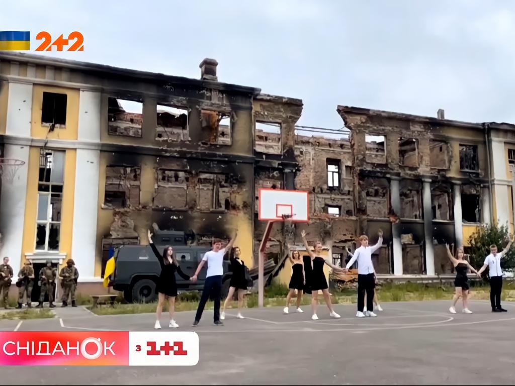  Історія 11-класників з Харкова, які танцювали вальс на руїнах школи (відео)