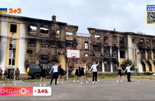 История 11-классников из Харькова, которые танцевали вальс на руинах школы (видео)