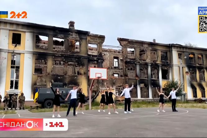 История 11-классников из Харькова, которые танцевали вальс на руинах школы (видео)